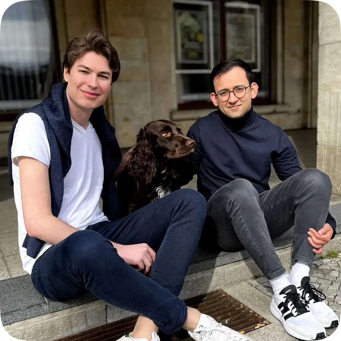 Miembros del equipo de HonestDog con perros